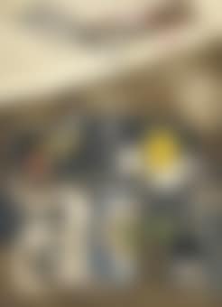 Personnage dans une ville avec aeroplane (preview)